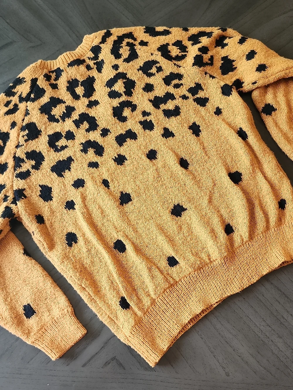 Love Tree Mustard Yellow Leopard Print V-Neck Sweater Women's Size M